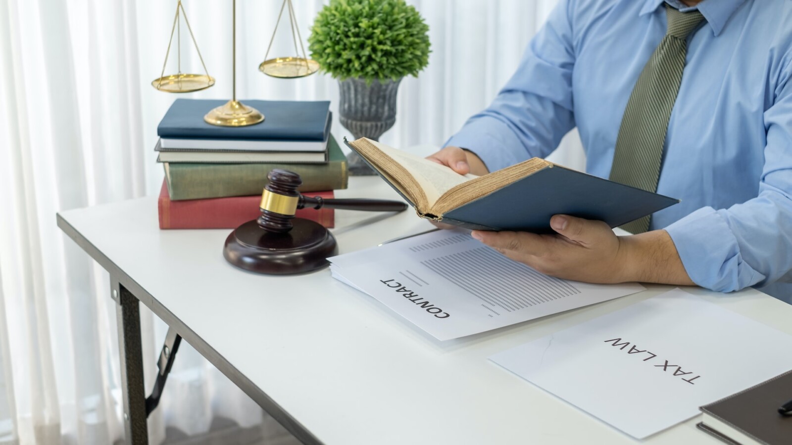 Examining the Role of Civil vs. Commercial Litigation Lawyers
